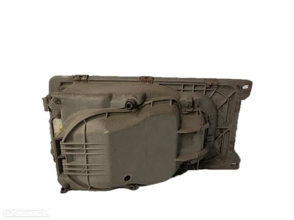 Farol Esq Mercedes-Benz Três Volumes (W123) - 2