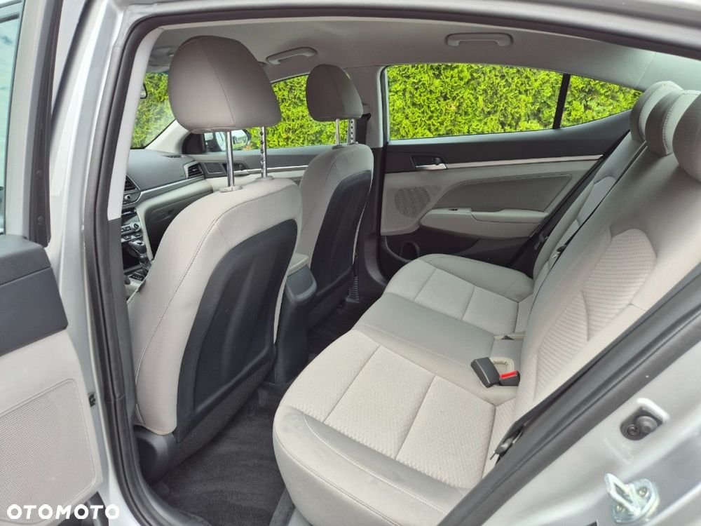 Hyundai Elantra - 17