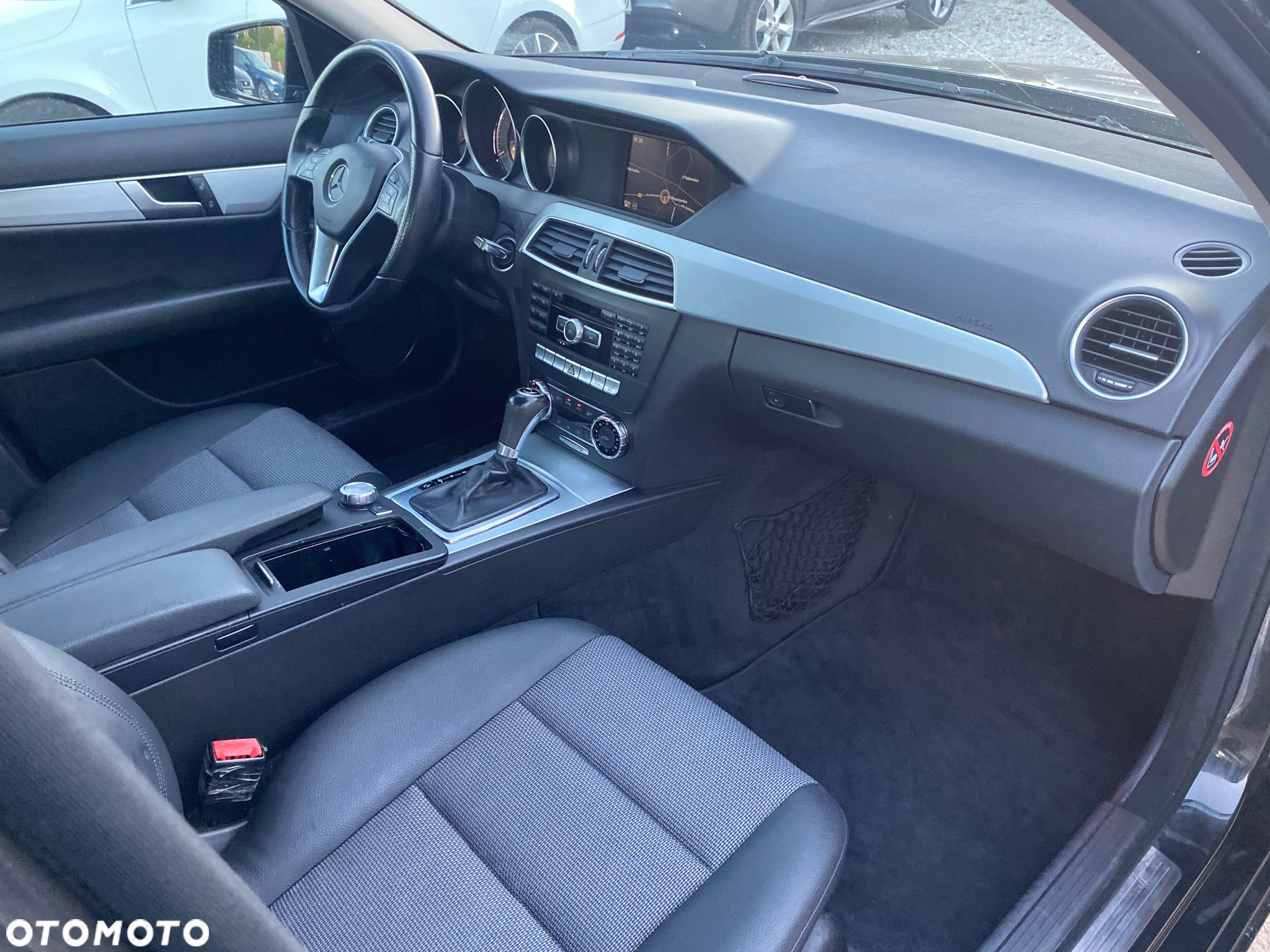 Mercedes-Benz Klasa C 180 CGI Automatik BlueEFFICIENCY Avantgarde - 24