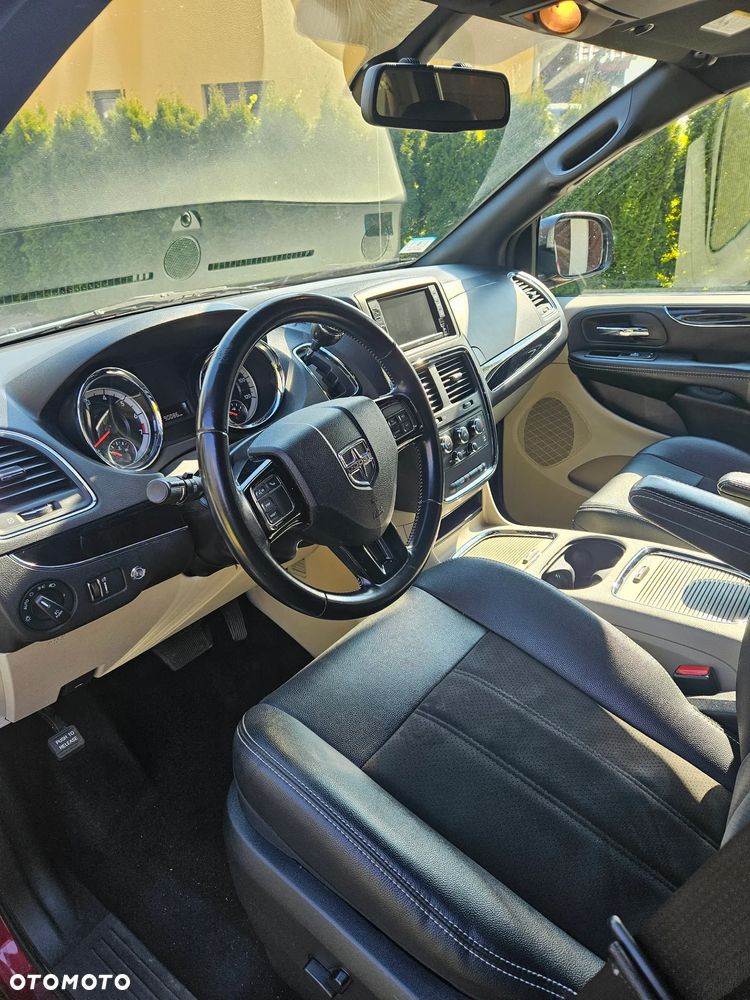 Dodge Grand Caravan - 10