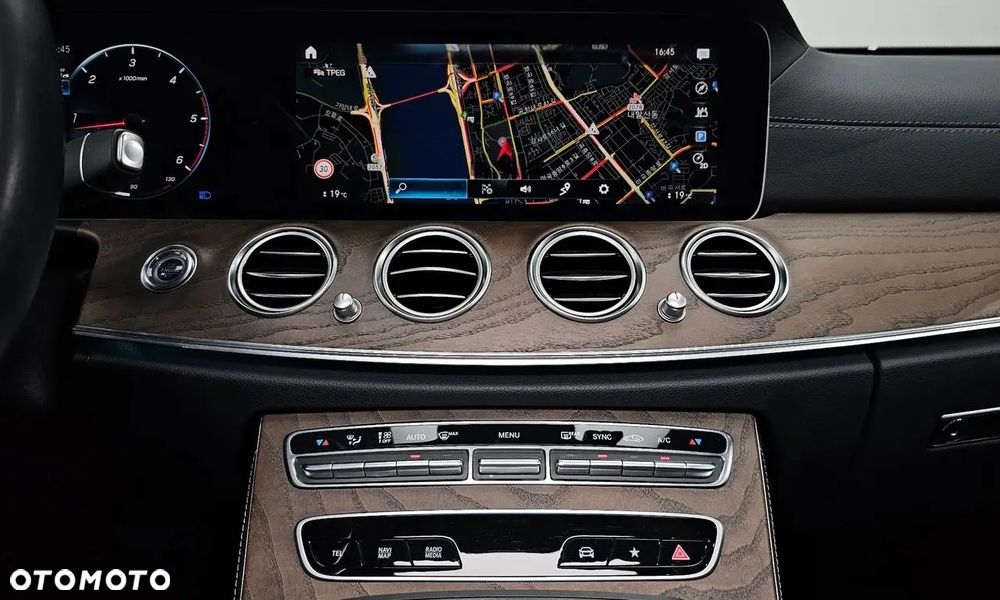 Mercedes-Benz Klasa E 220 d 4Matic 9G-TRONIC Exclusive - 19