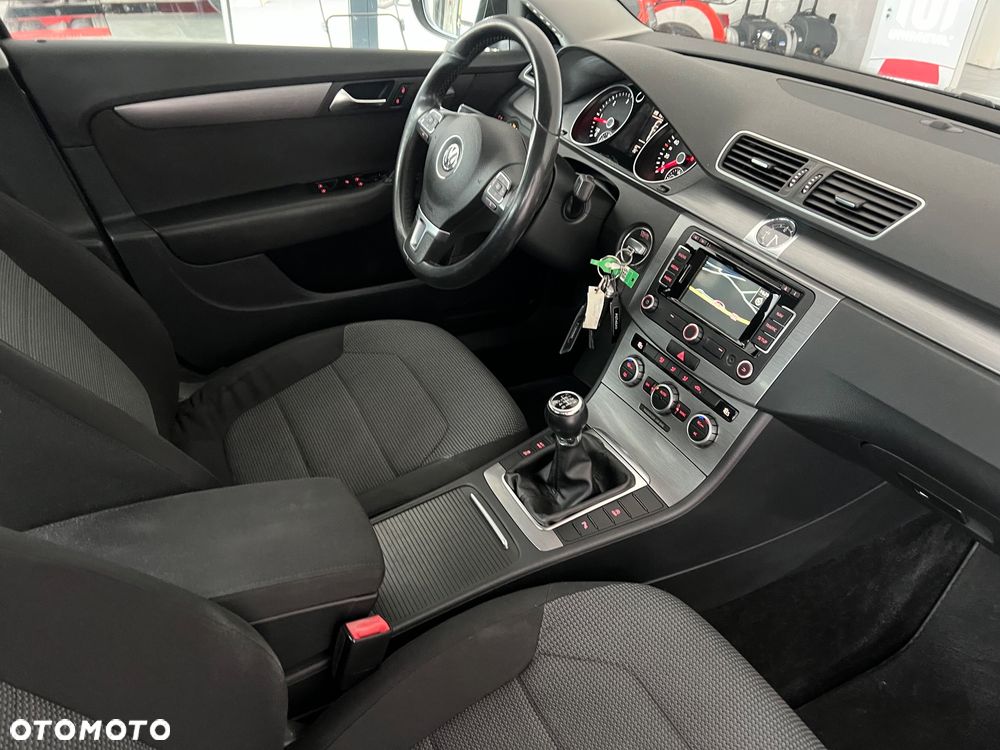 Volkswagen Passat 1.6 TDI (BlueMotion Technology) Comfortline - 24