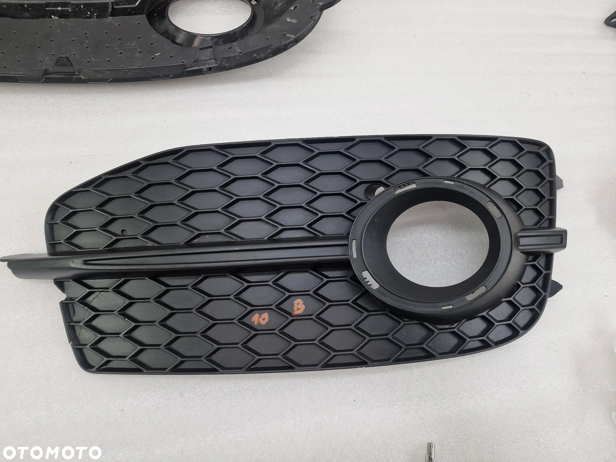 AUDI Q3 8U0 LIFT S-LINE 14- PRAWA KRATKA BOCZNA ZDERZAKA PRZEDNIEGO PRZÓD , NR 8U0807682D , NR AUKCJI E/10 - 13