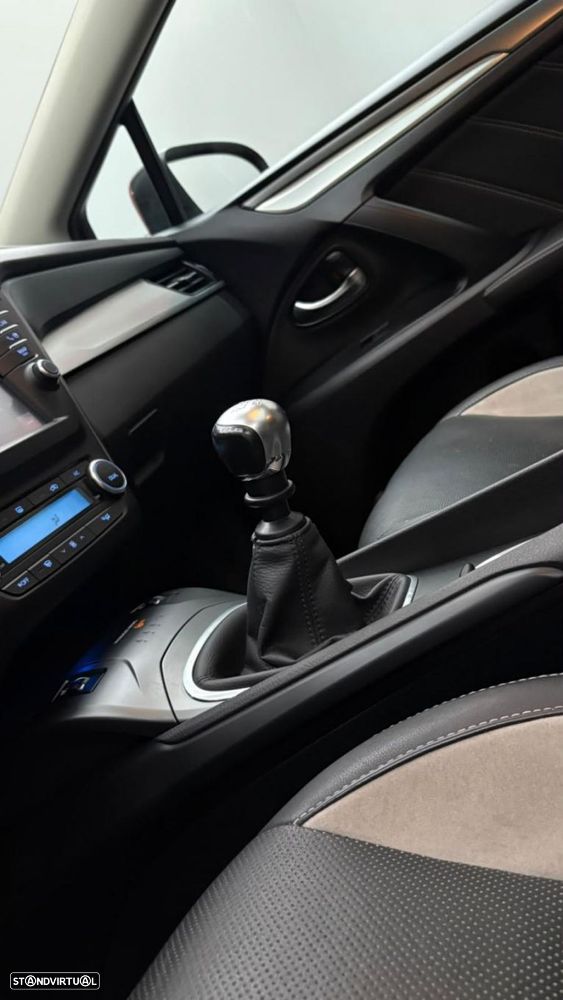 Toyota Avensis Touring Sports 2.0 D-4D Exclusive+GPS - 14