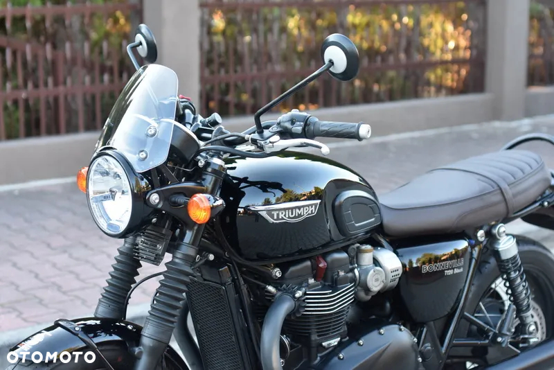 Triumph Bonneville - 25