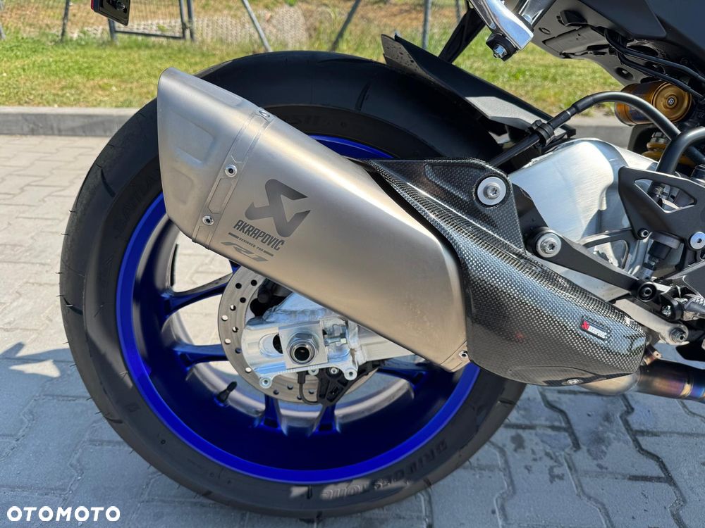 Yamaha R1 - 16