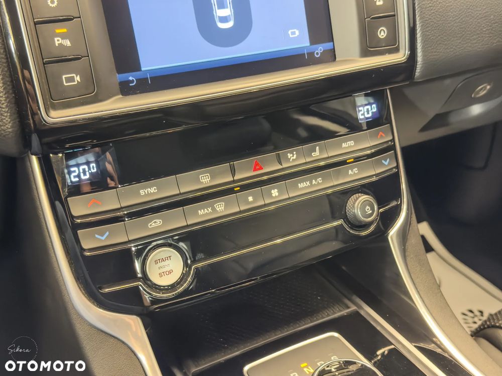 Jaguar XE 20d Prestige - 30