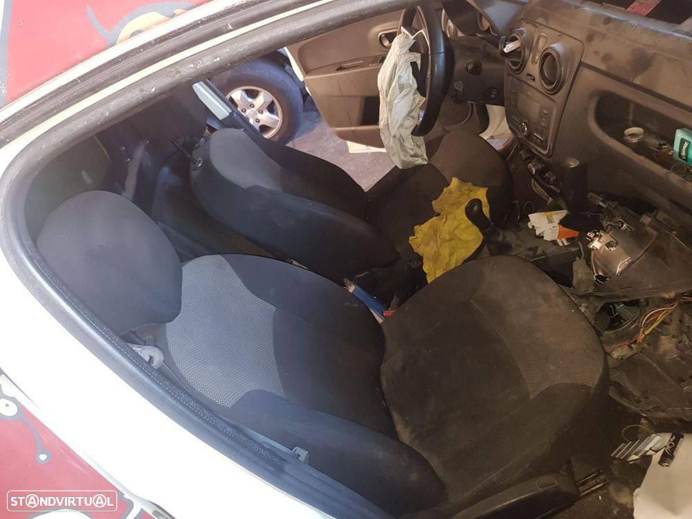 BANCO FRENTE DIREITO DACIA DOKKER - 1