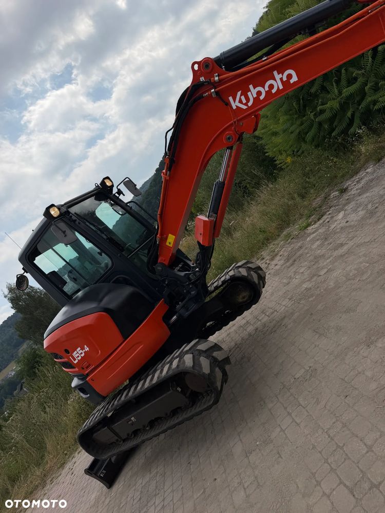 Kubota U55-4. koparka Gąsienicowa 5,5 tony. 2016 rok. 3700 mtg! KLIMATYZACJA. Długie ramie plus! 3sekcje Hydrauliczne. zamki na tłokach. Koparka Jak nówka sztuka. Zadbana zero zużycia. Z gospodarstwa Norweskiego. Zmiana łyżek Hydrauliczna. LENHOFF. Ani deka luzów wycieków. Szybka wolna jazda. Gąski perfekt stan. OKAZJA TANIO. Aktualna Dekra. Po serwisach eksploatacyjnych. Mocny silnik Kubota 4 cylindry! Zamki na tłokach. Nagłośnienie Wielka Okazja - 24