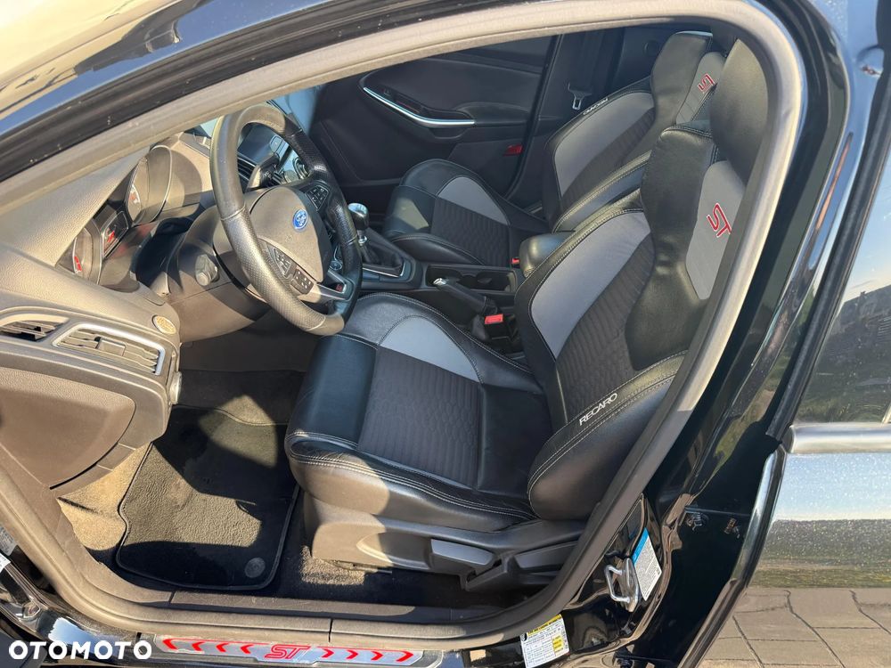 Ford Focus 2.0 EcoBoost ST - 13