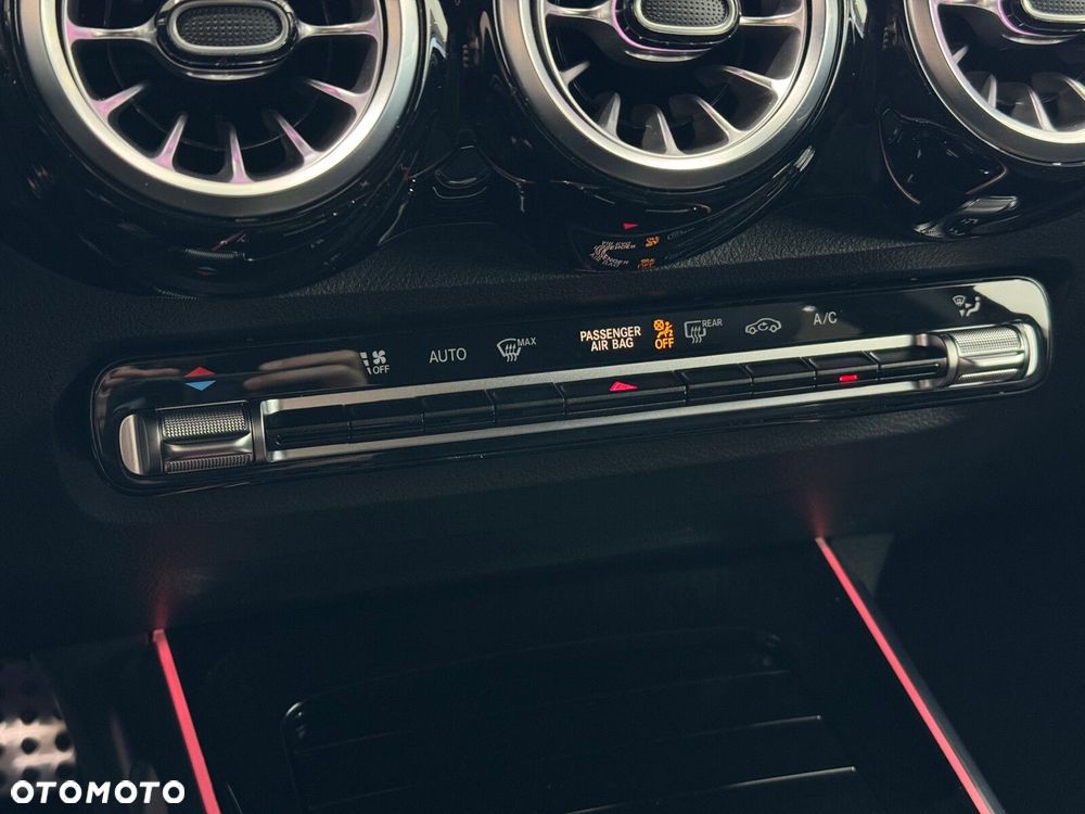 Mercedes-Benz GLB 200 AMG Line 7G-DCT - 24