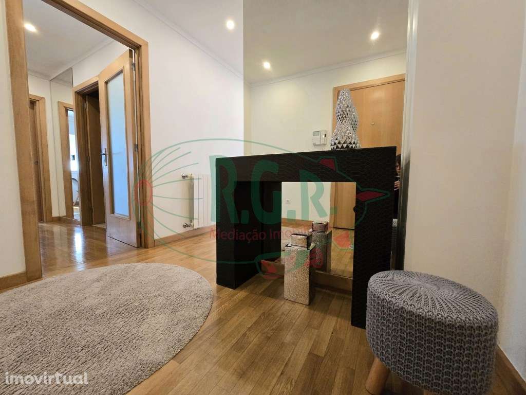 Apartamento T2| Lg Garagem 2 Carros | Localização Central São Cosme - Grande imagem: 2/49