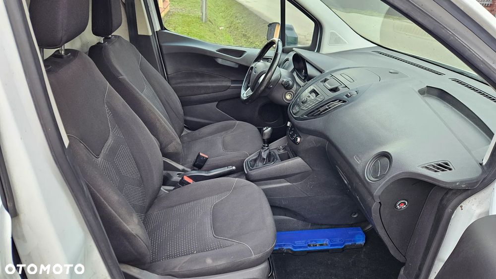 Ford Transit Courier - 23