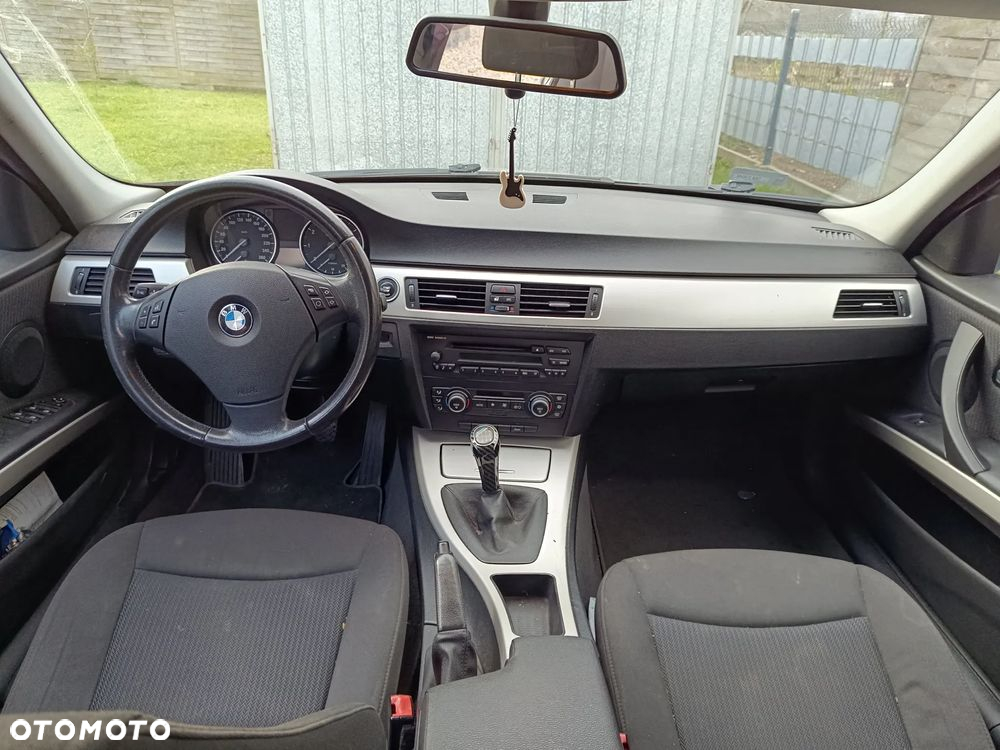 BMW Seria 3 318i Touring - 16
