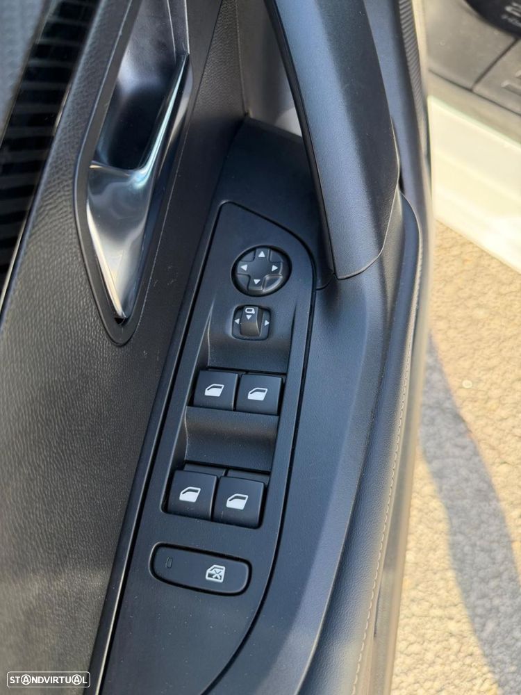 Peugeot 2008 1.2 Hybrid Allure e-DCS6 - 18