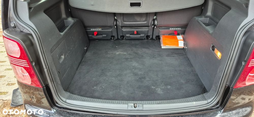 Volkswagen Touran - 16