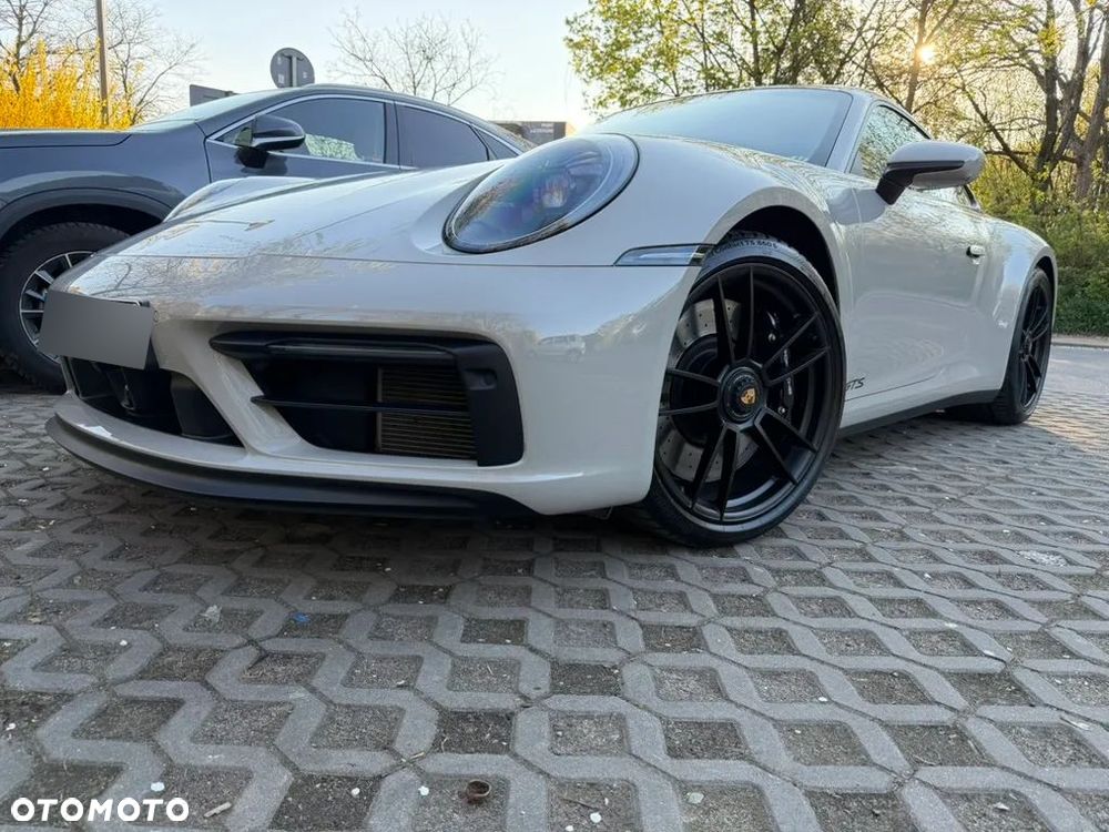 Porsche 911 Carrera 4 GTS - 4