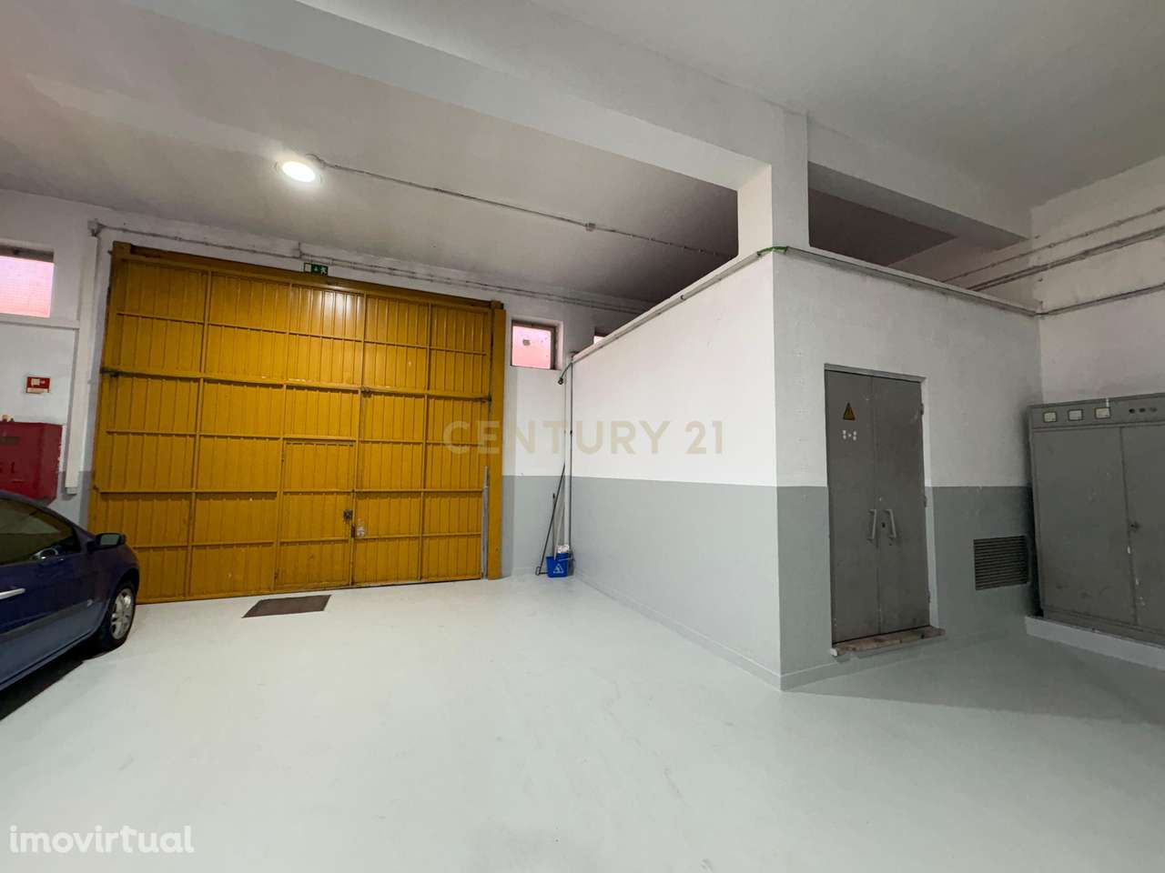 Armazém com 1.020 m2 à venda no centro de Casal de Cambra - Grande imagem: 3/52