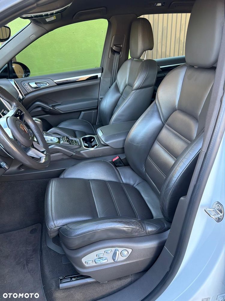 Porsche Cayenne - 26