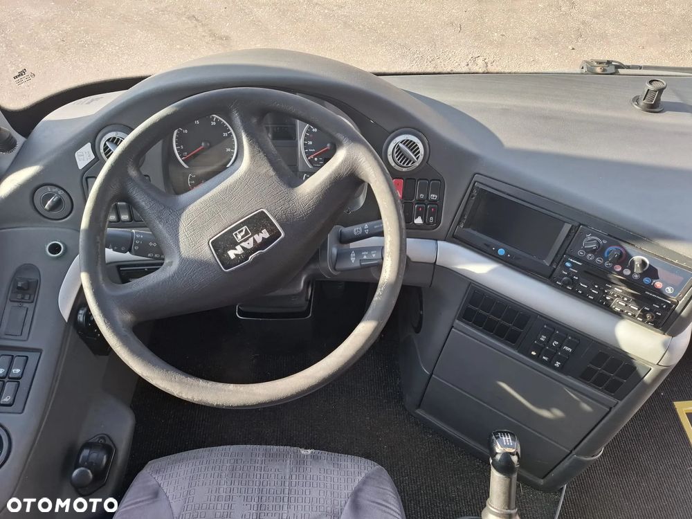 MAN LION'S COACH - 30