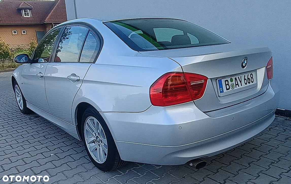 BMW Seria 3 318i - 23
