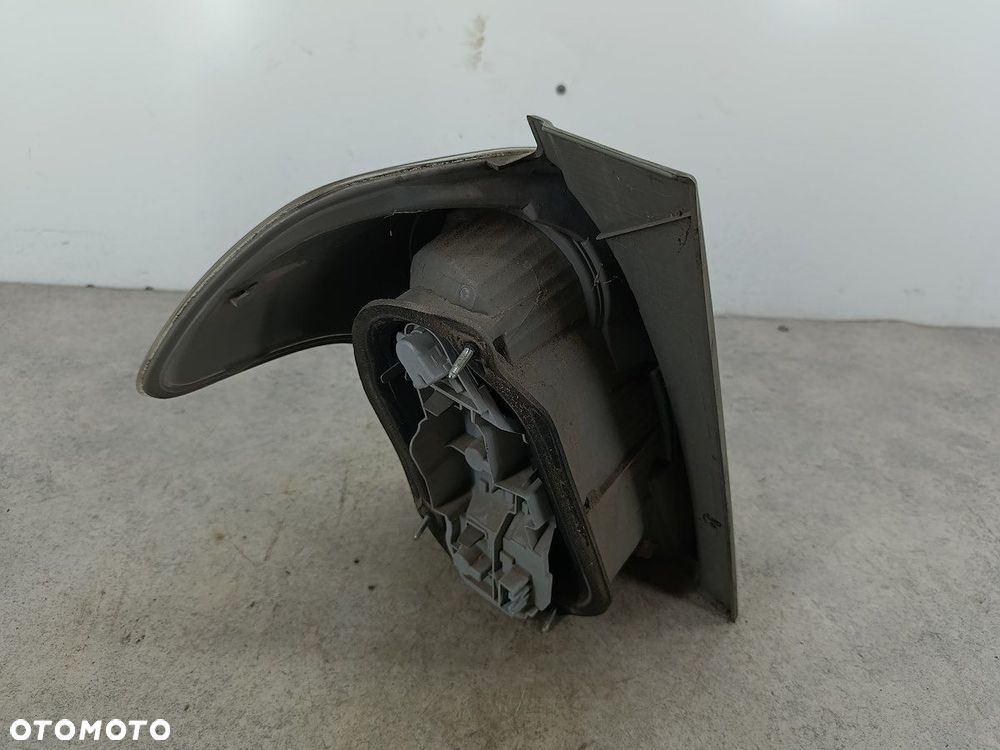 LAMPA TYLNA PRAWA TOYOTA COROLLA VERSO II FARBA - 4