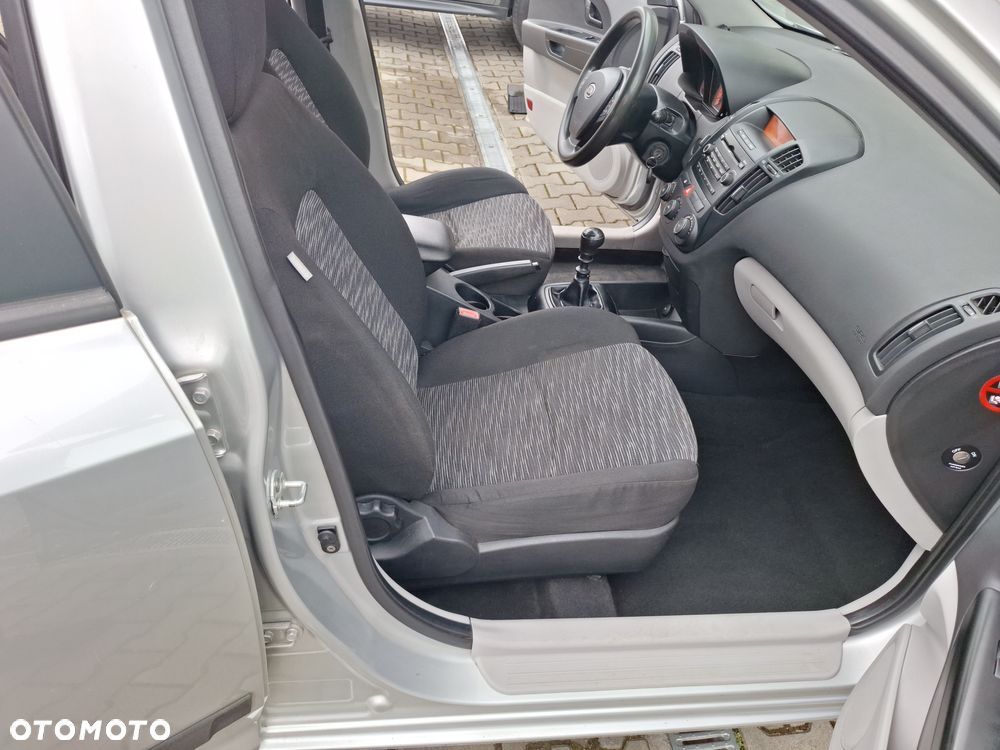 Kia Ceed - 31