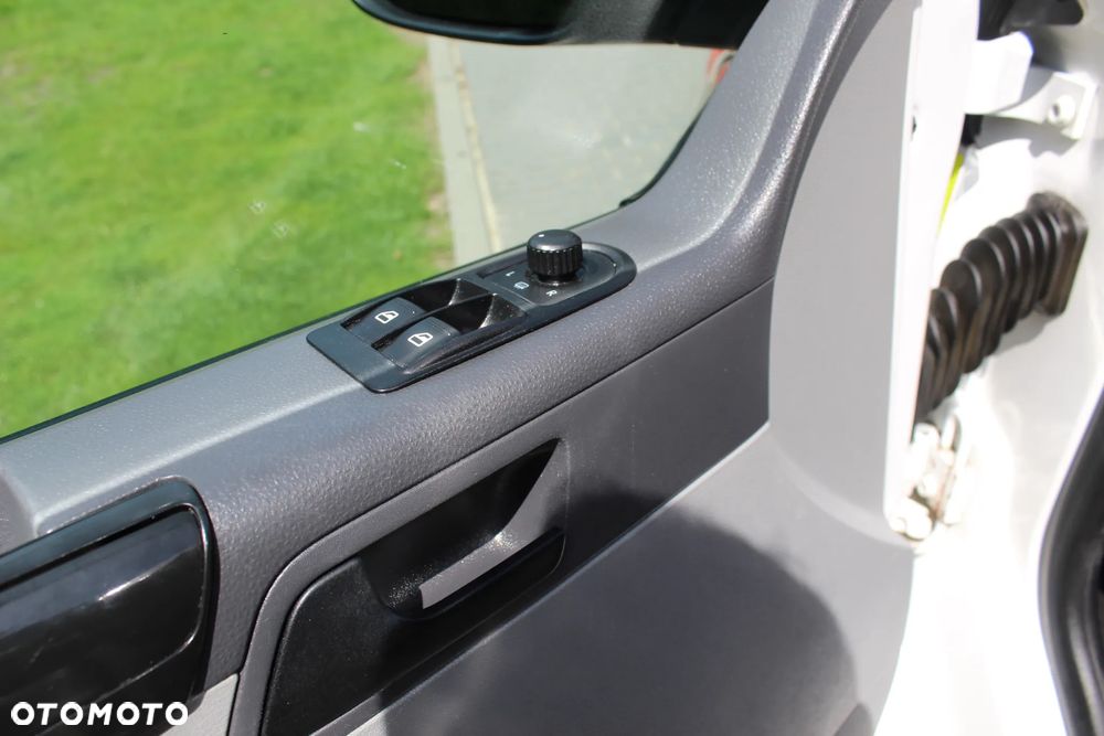 Volkswagen T5  AMBULANS KARETKA - 23