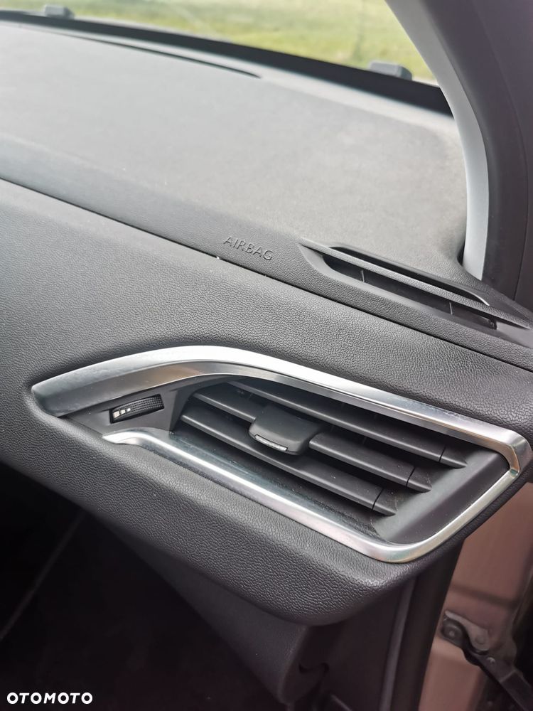 Peugeot 208 - 16