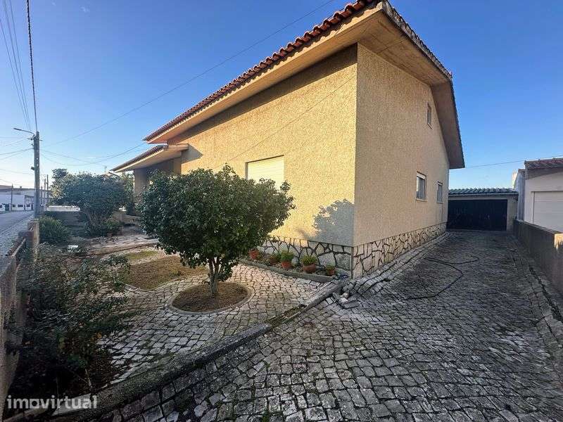 Moradia T5 no centro da Marinha Grande - Grande imagem: 3/12
