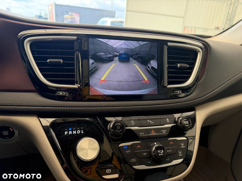 Chrysler Pacifica - 11