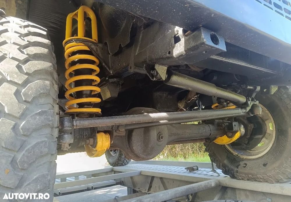 Land Rover Defender - 1