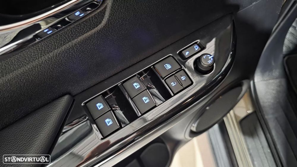 Toyota Hilux 2.8 D-4D 4WD GR Sport II - 35