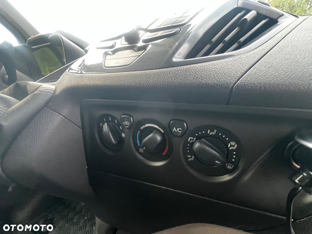 Ford Tourneo Custom - 13