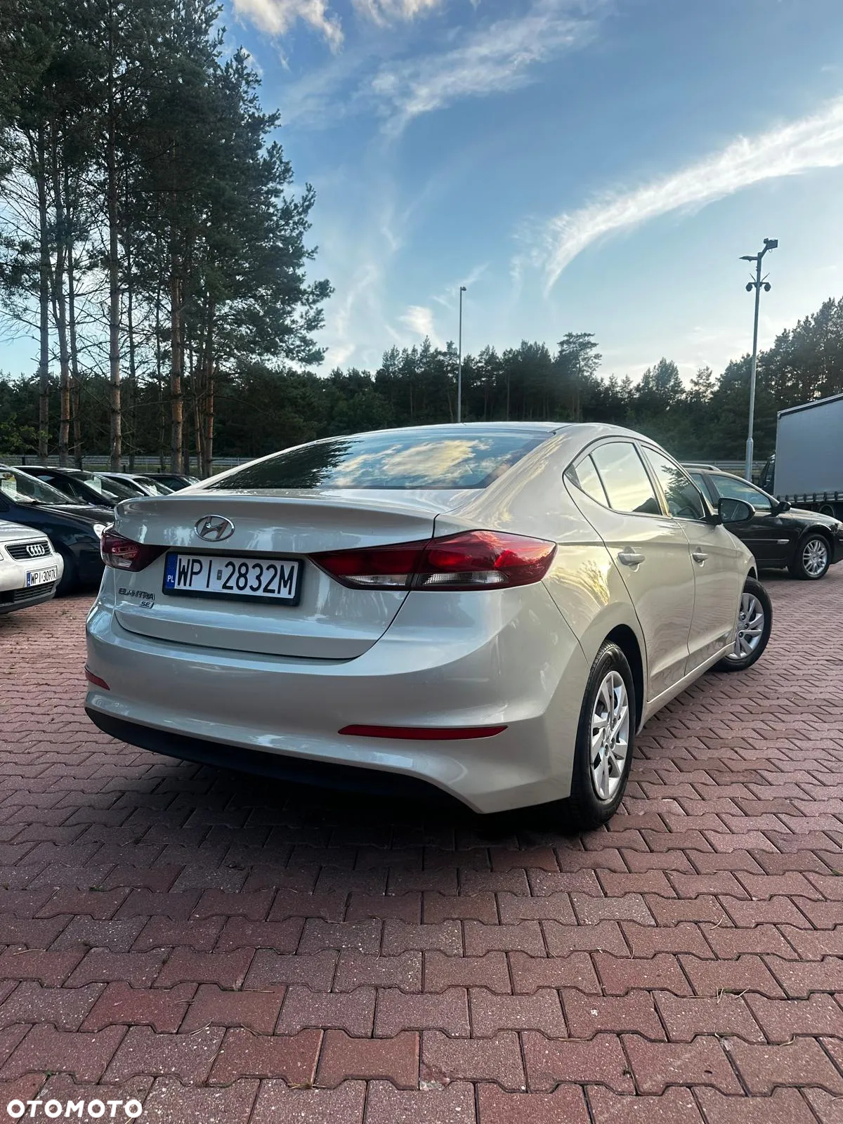 Hyundai Elantra - 10