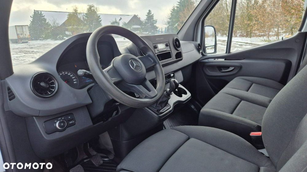 Mercedes-Benz Sprinter - 12