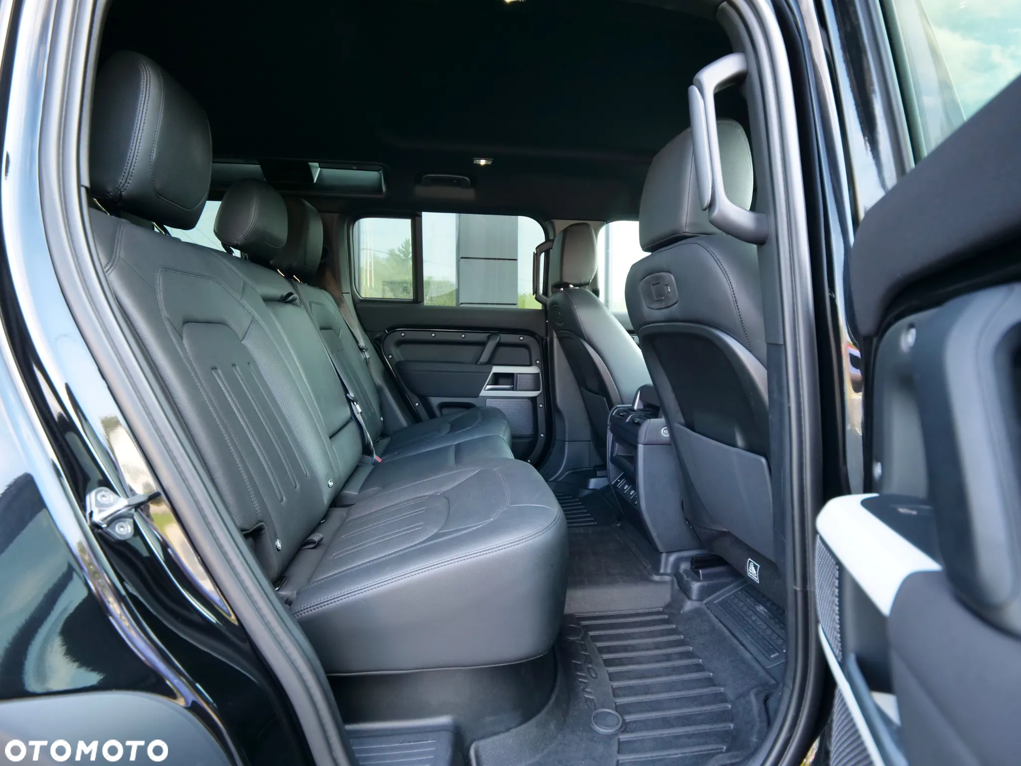 Land Rover Defender - 32