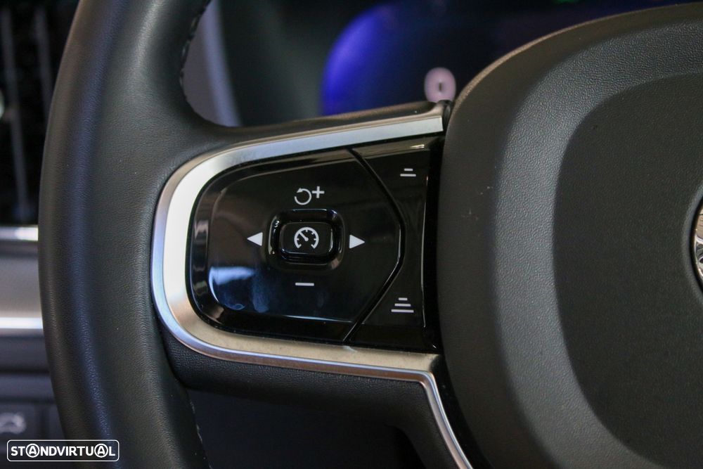 Volvo XC 60 2.0 T6 PHEV Plus Dark AWD — fotografia 24