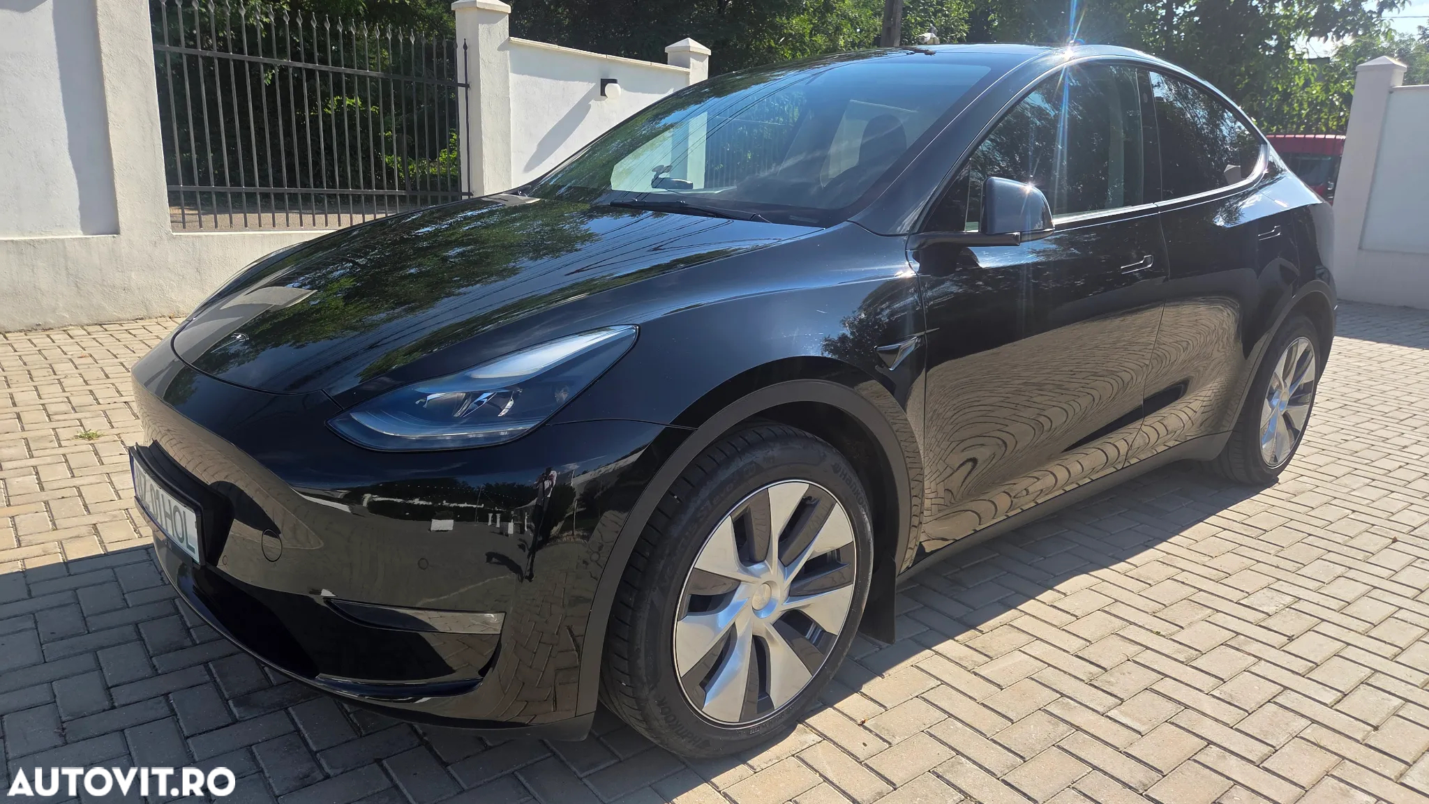 Tesla Model Y Long Range Dual Motor AWD - 2