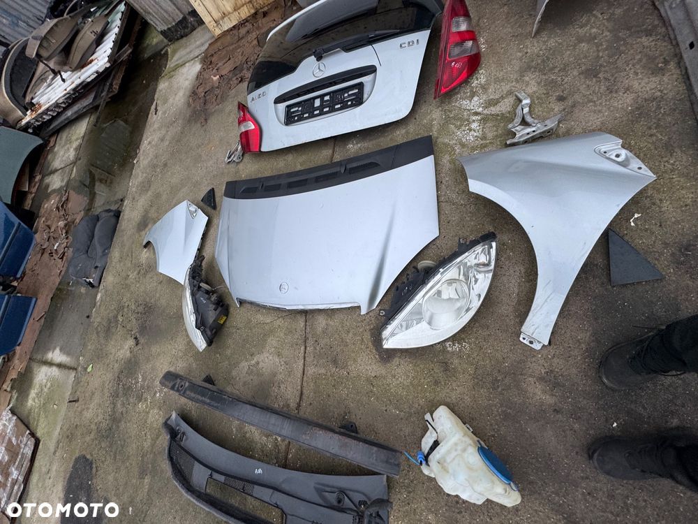 Mercedes a klasa w169 kolor srebrny 761 lampy przód prawa lewa przednie tylnie tył maska błotnik prawy lewy podszybie dysze spryskiwacza osłona plastik na masce wlot maski lampy tył drzwi prawe lewe przednie tylnie pas przedni chłodnice podszybie zderzak przód przedni progi - 12