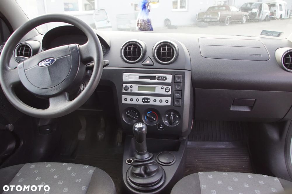 Auto na części - Ford Fiesta MK6 1.3 8V 70 KM A9JA 2S6R-7F094-DA Vitro 2003R Silnik Skrzynia Błotnik Drzwi Szyba Maska Klapa Zderzak Lusterko Sterownik Moduł Czujnik Deska Kokpit Licznik - 16