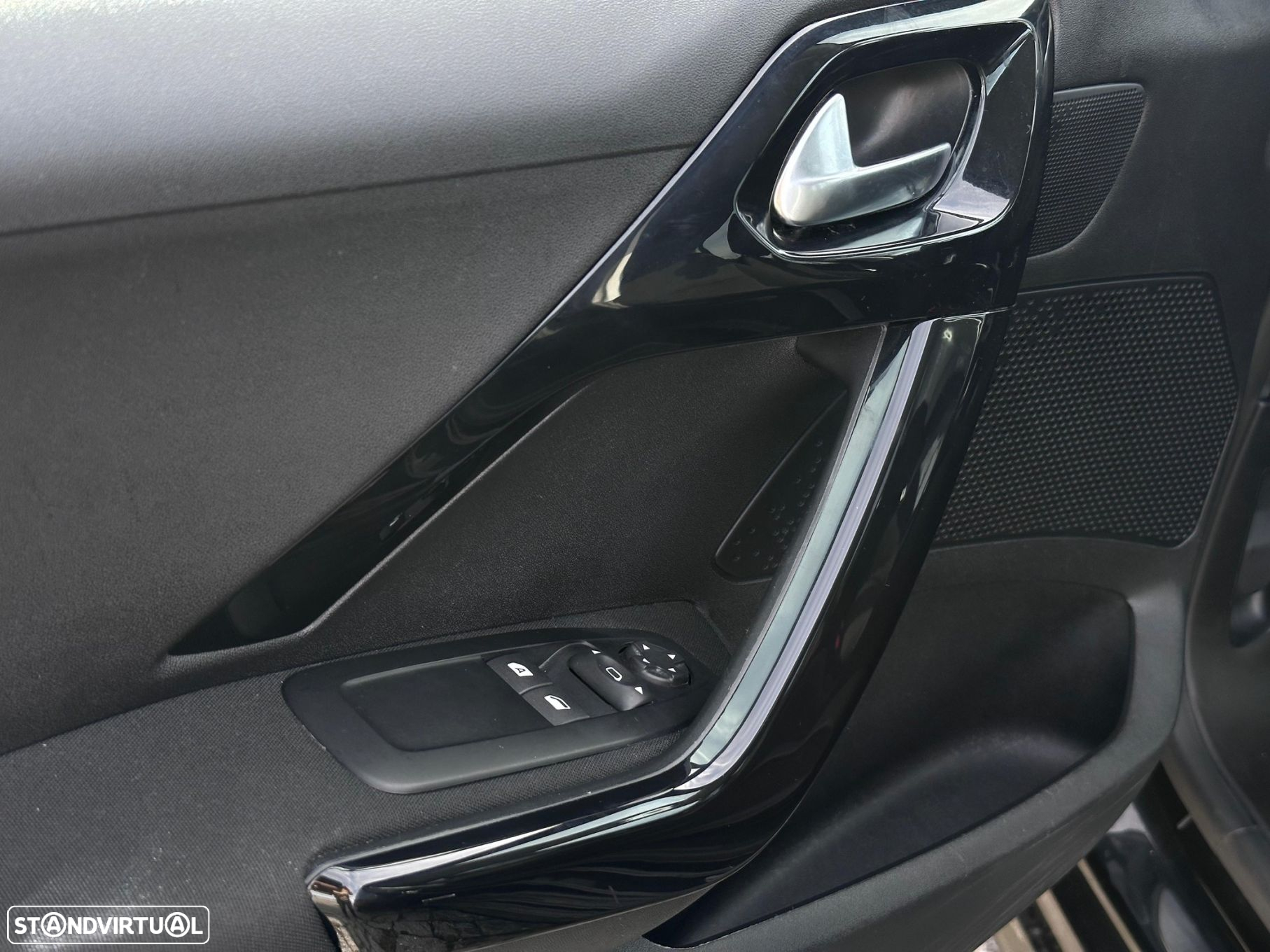 Peugeot 208 - 8