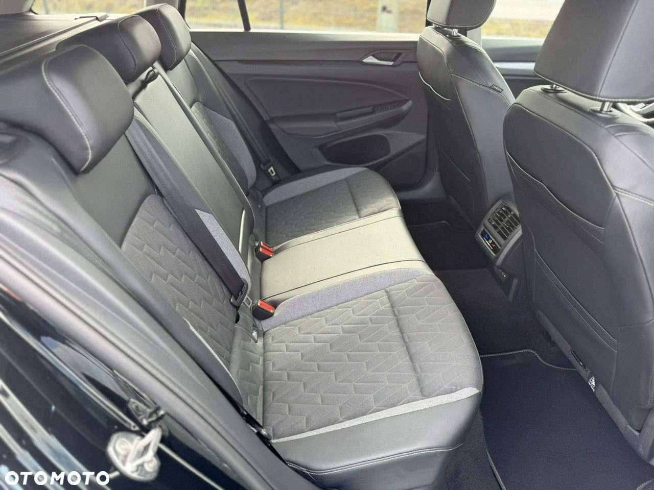 Volkswagen Golf Variant 1.5 eTSI OPF DSG Goal - 17