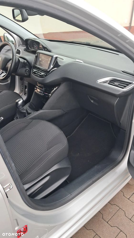 Peugeot 208 1.2 PureTech Allure - 19