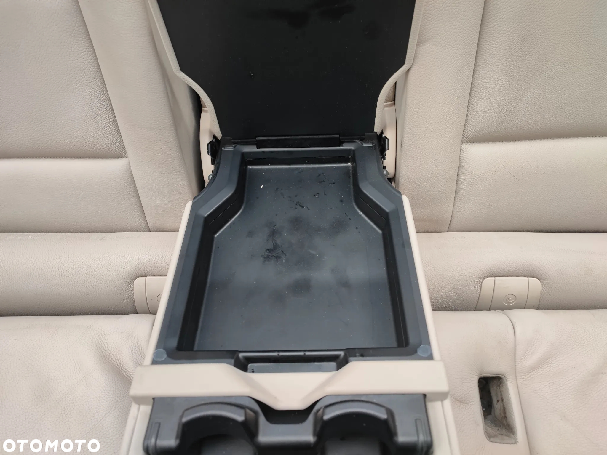 BMW F11 / F11N ORYGINALNA KANAPA TYŁ W KOLORZE DAKOTA OYSTER / BEŻOWA + PODŁOKIETNIK O NR. 7 254 260 OEM W DOBRYM STANIE - 18