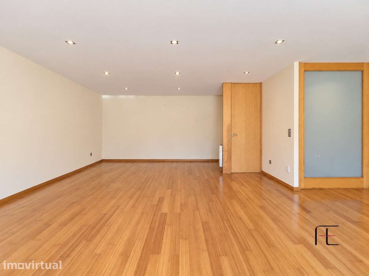 Apartamento T2 com 120 m² - Varanda e Garagem à Entrada de Espinho - Grande imagem: 3/23