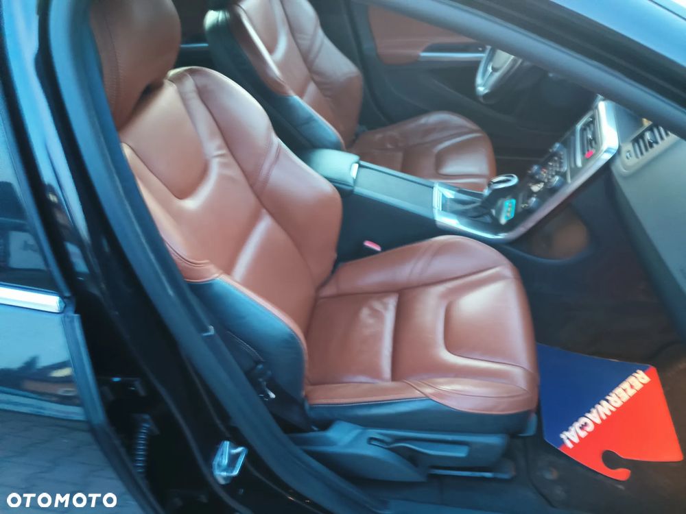 Volvo V60 D6 AWD Plug-in Hybrid R-Design Momentum - 8