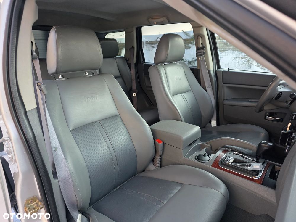 Jeep Grand Cherokee - 32