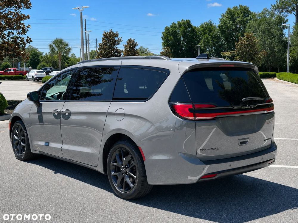 Chrysler Pacifica - 4