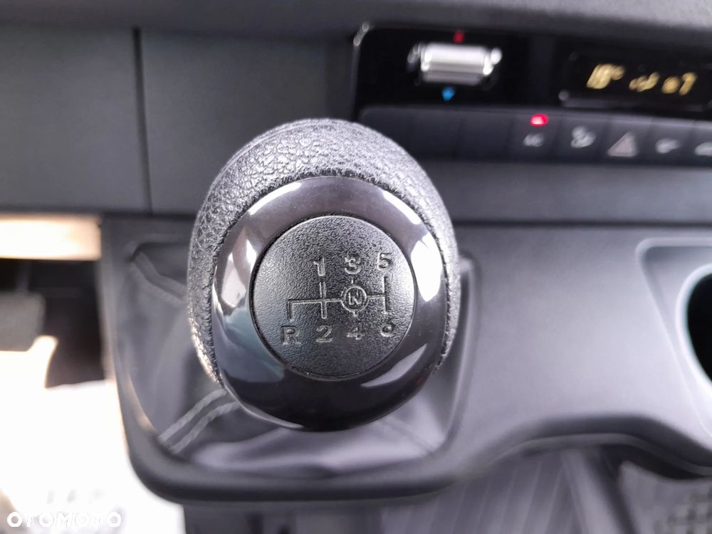 Mercedes-Benz Sprinter - 12